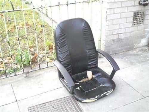 Magical moving chairs... (clicky)